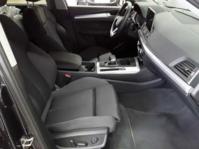 Audi Q5 view 8