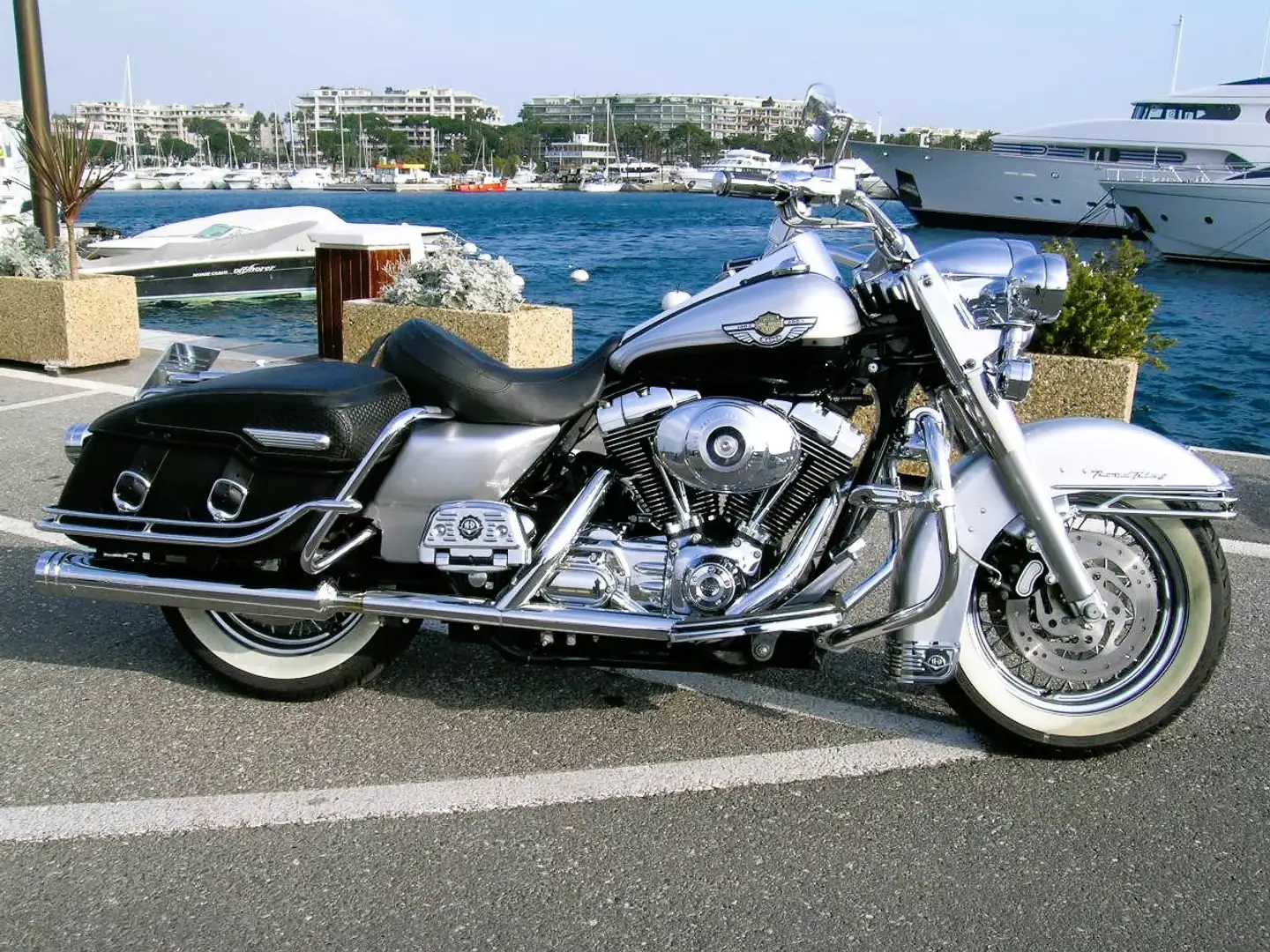 Harley-Davidson Road King 88 FLHRCI Road King Classic Argintiu - 1