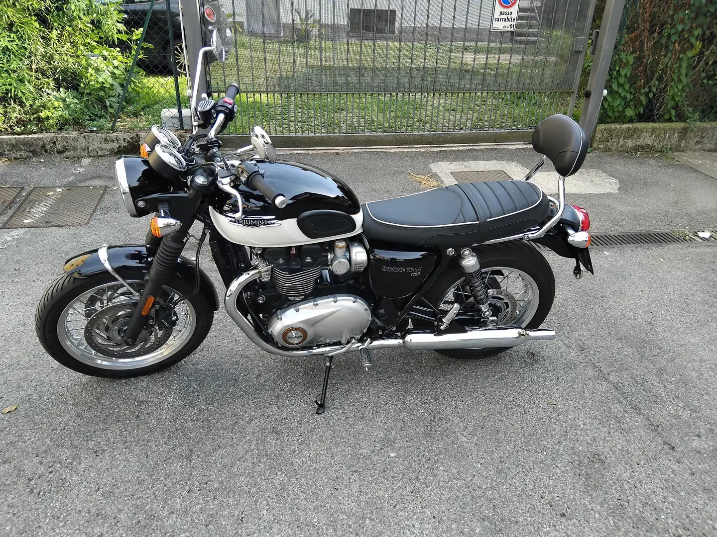 Triumph Bonneville T120 Jet black/Fusion white Nero - 1