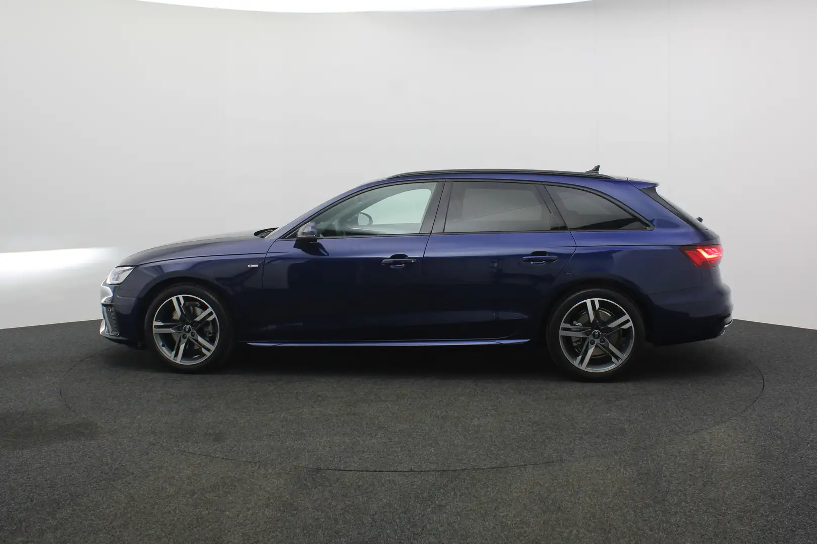 Audi A4 Avant 35 TFSI 150 S tronic S edition Competition A Blauw - 2