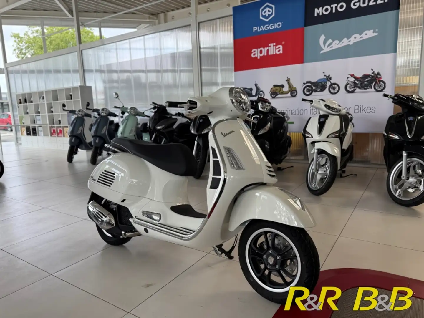 Vespa GTS 125 SUPER E5+ AT KEYLESS+ALU+LED+ABS+ASR Schwarz - 1