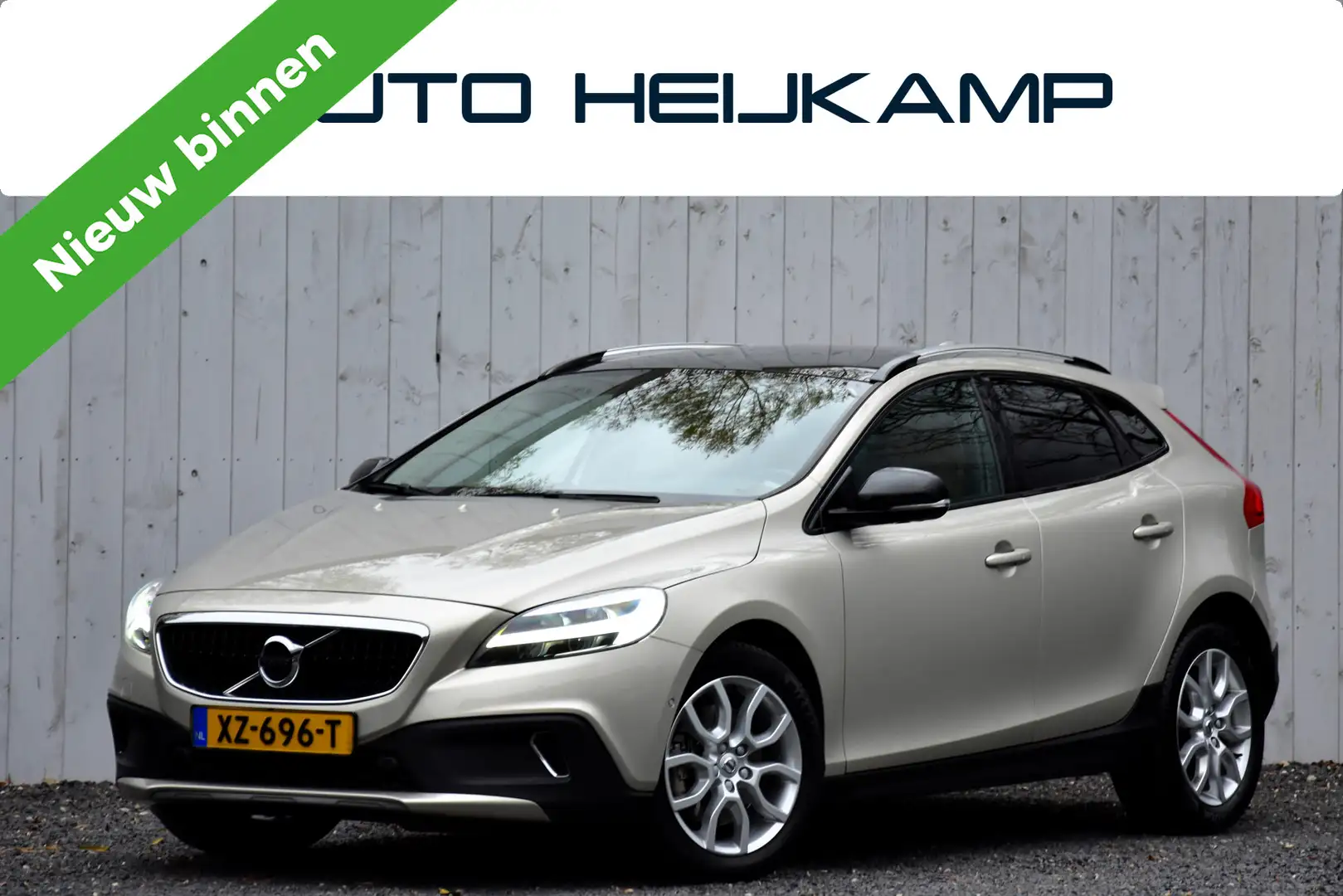 Volvo V40 Cross Country 1.5 T3 Polar+ Luxury | Pano-dak | Trekhaak | NL-Au Beige - 1