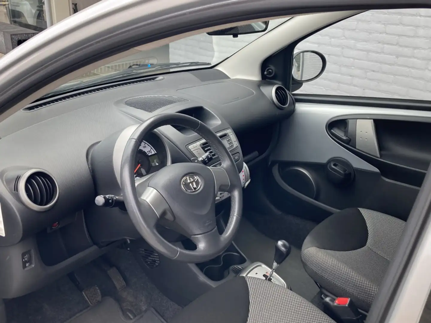 Toyota Aygo 1.0 VVT-i Aspiration Automaat 5-deurs | NL auto | Gris - 2