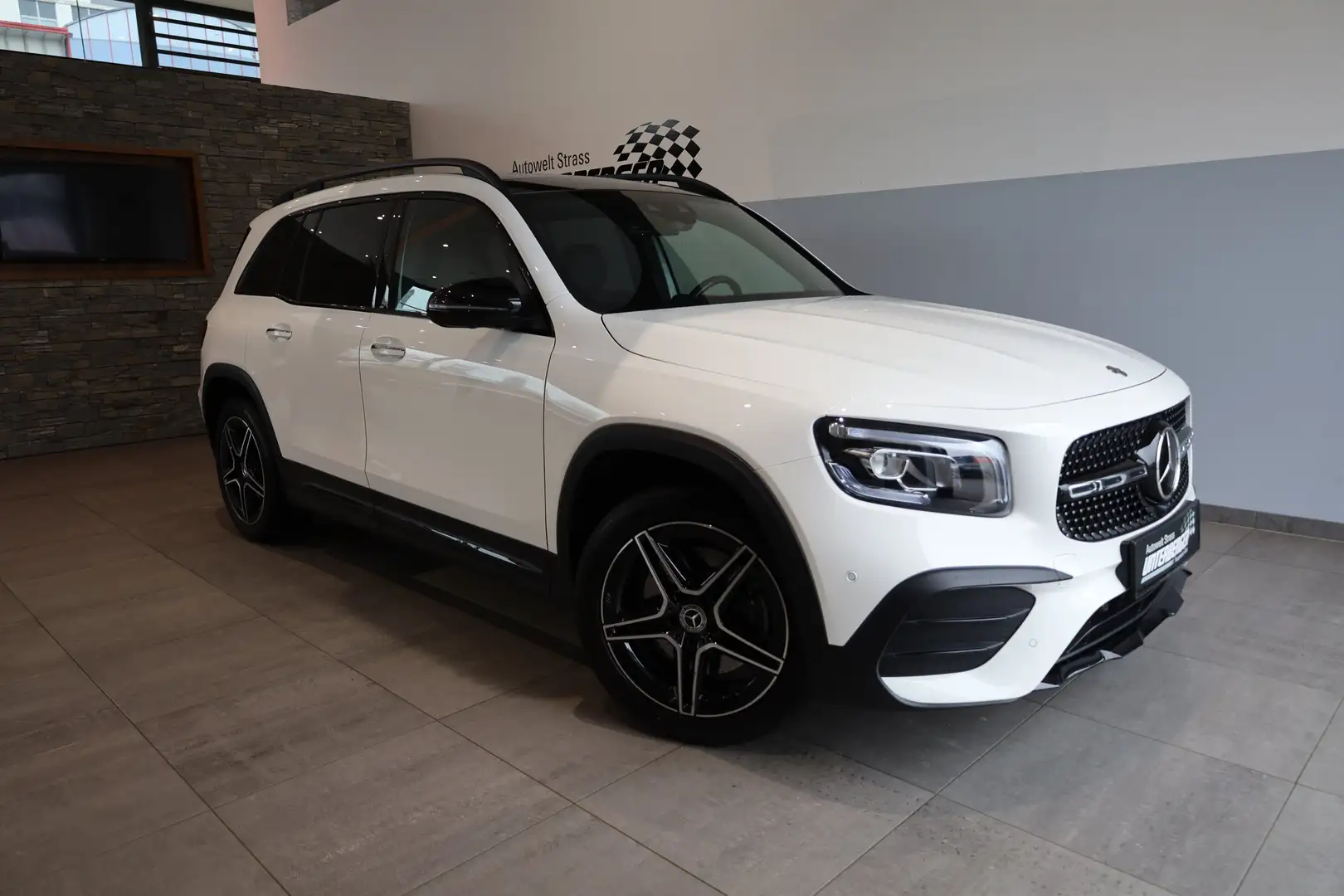 Mercedes-Benz GLB 250 4MATIC AMG Line Weiß - 1