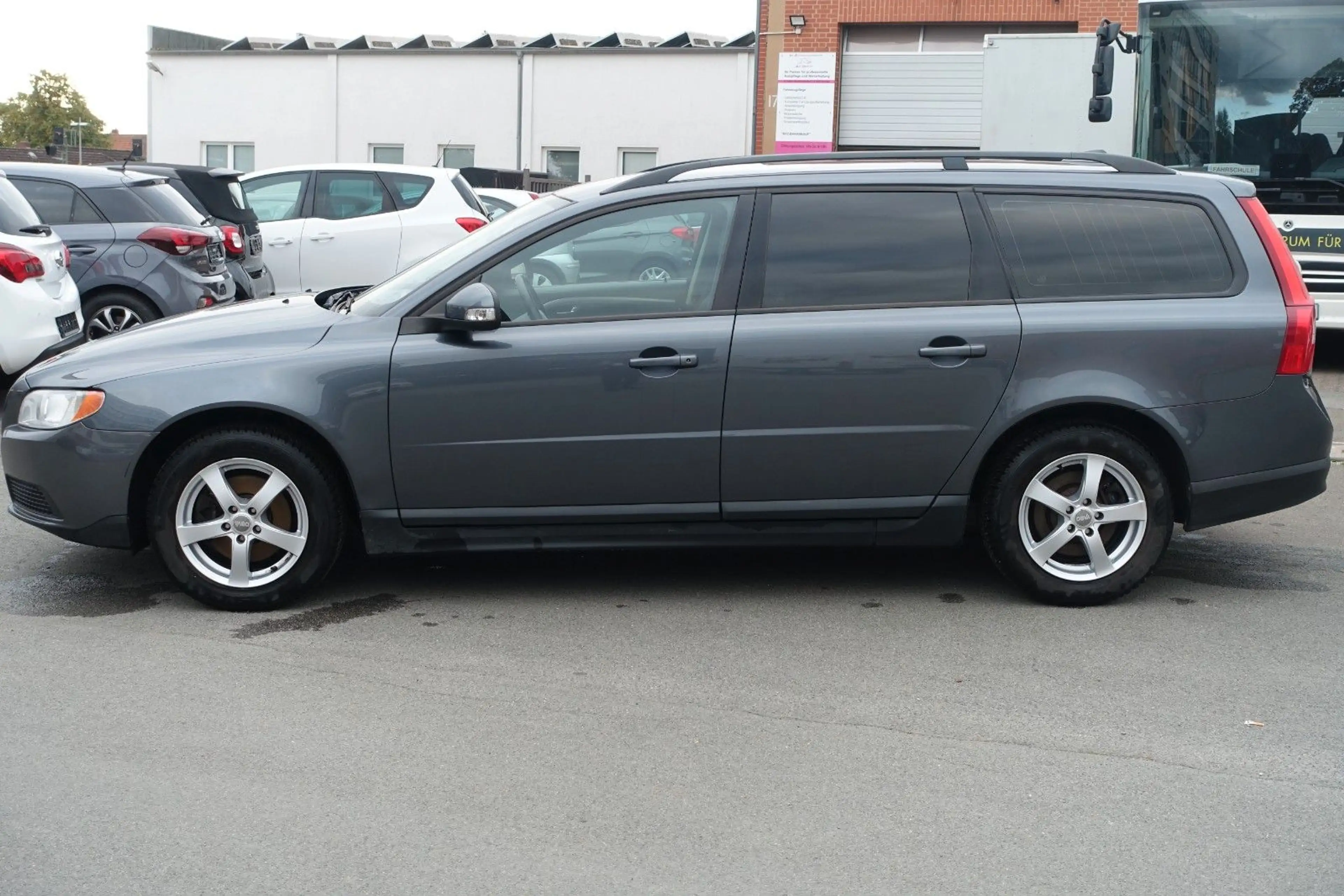 Volvo V70 Kombi 2.0*KLIMA*AHK*TEMPOMAT*TÜV+SERVICE NEU — photo 6