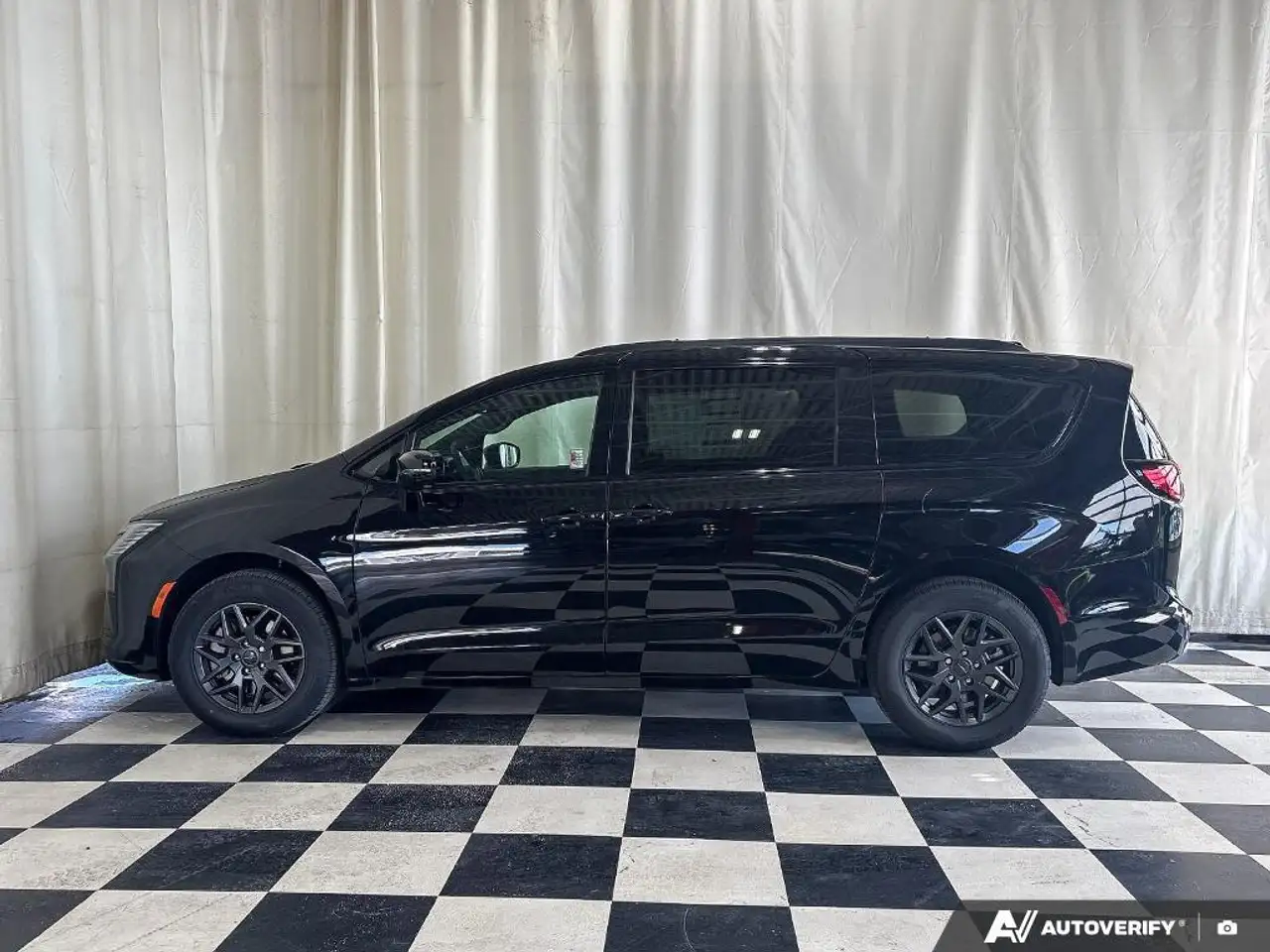 Chrysler Pacifica снимка Chrysler Pacifica