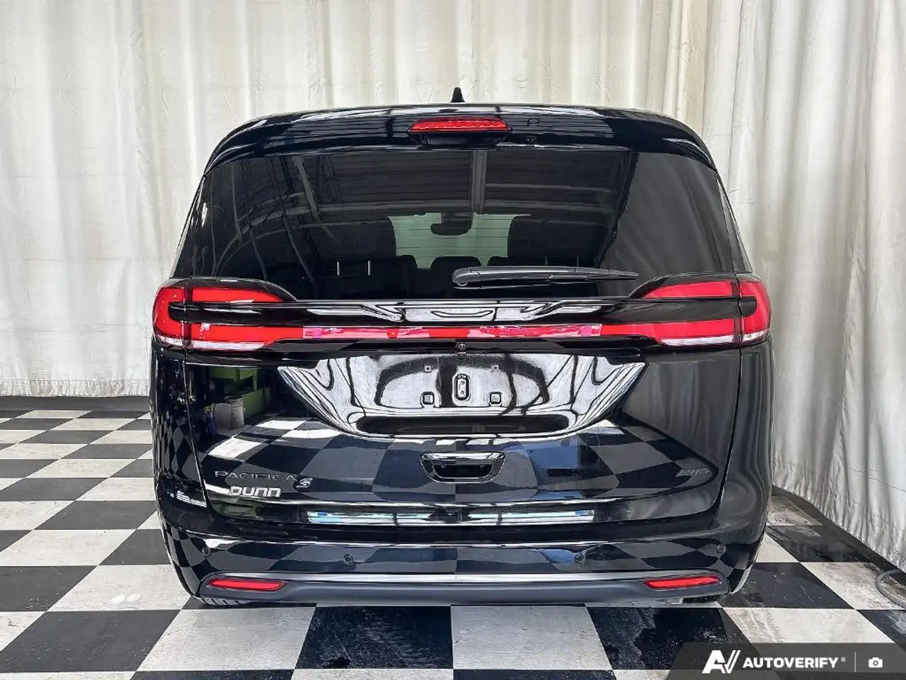 Chrysler Pacifica снимка Chrysler Pacifica