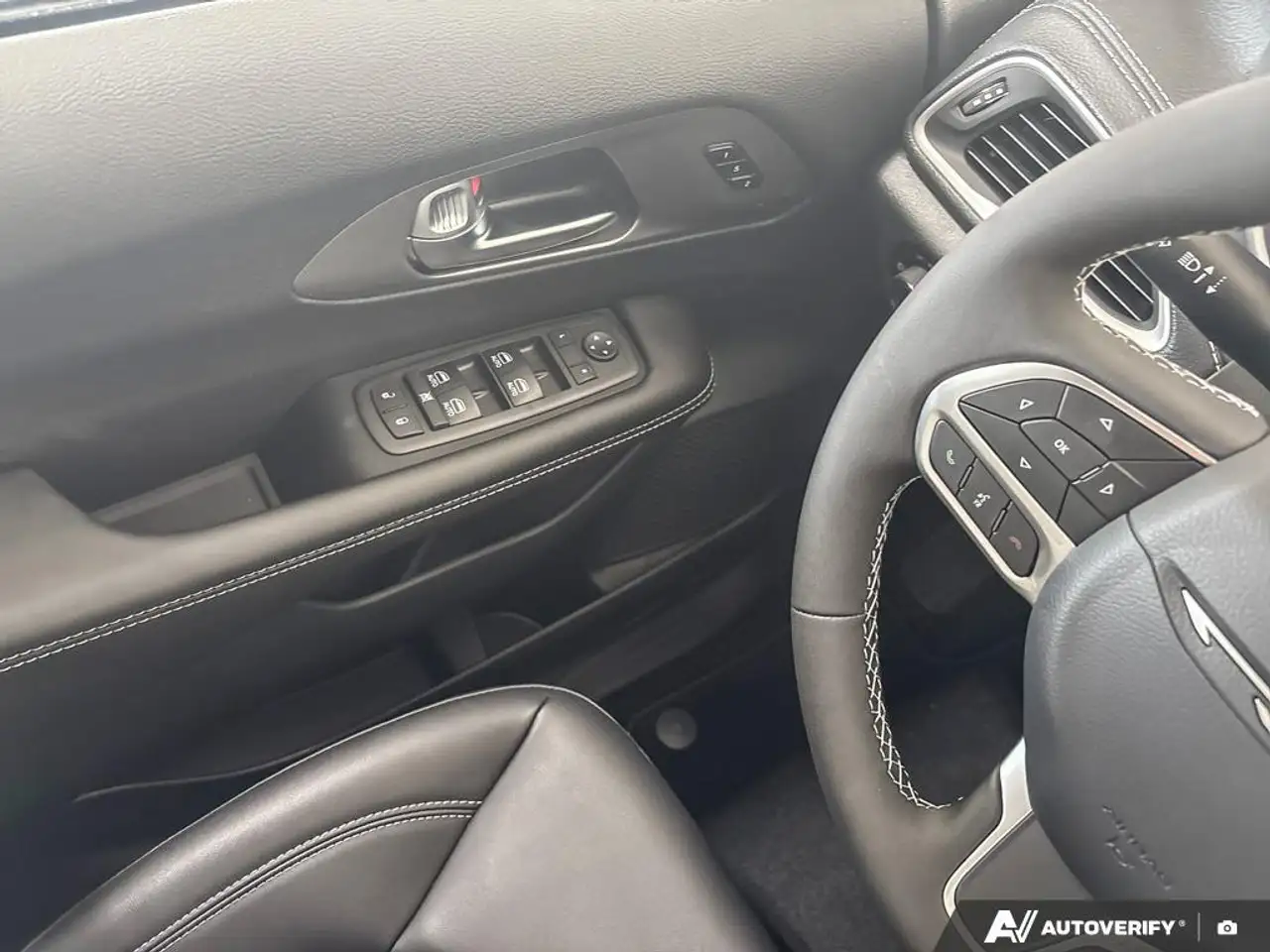 Chrysler Pacifica снимка Chrysler Pacifica