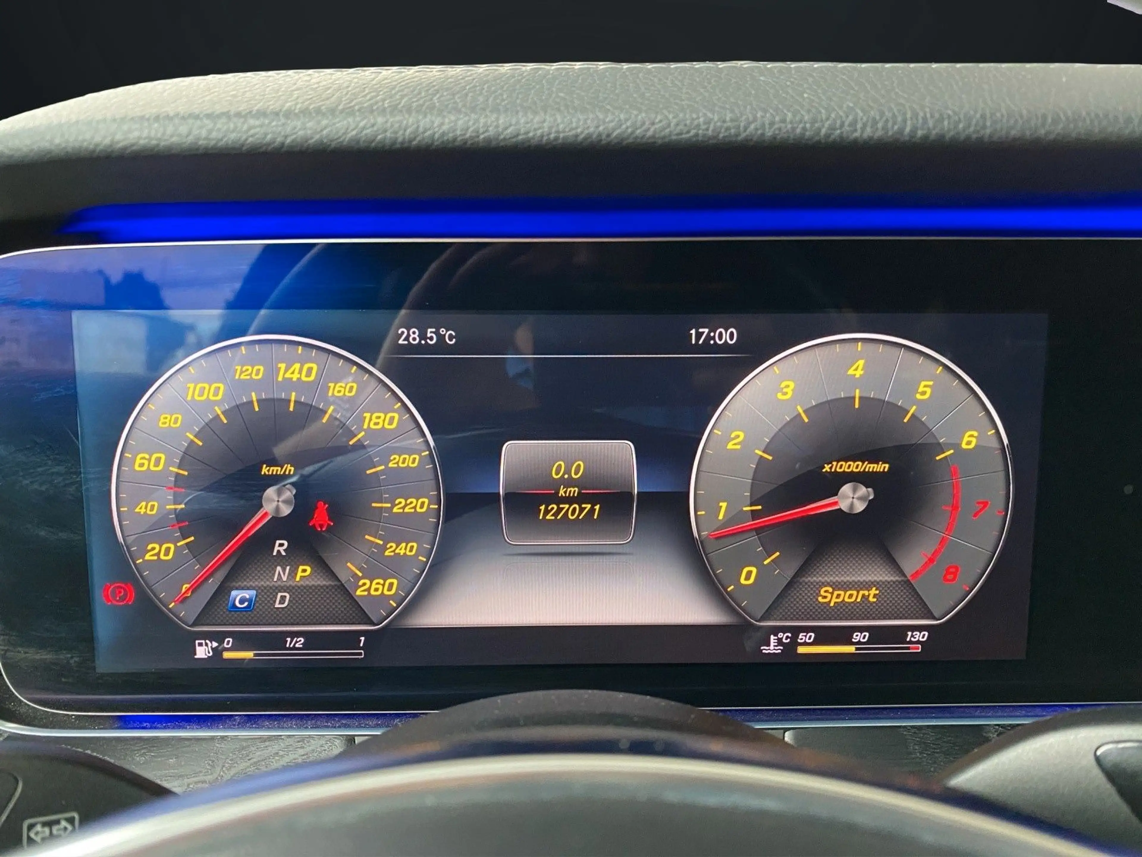 Mercedes-Benz E 250 T AMG-LINE NAVI-KAMERA-EGSD-AHK-LED-STHZ-H — photo 13