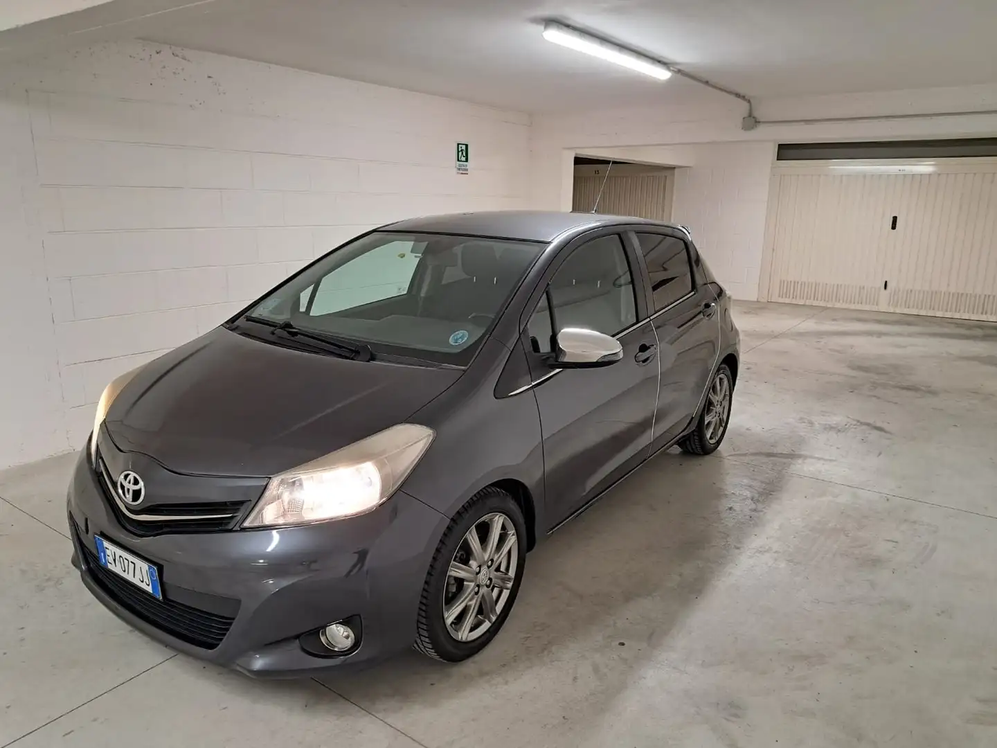 Toyota Yaris 5500EURO PASSAGGIO COMPRESO Grigio - 2