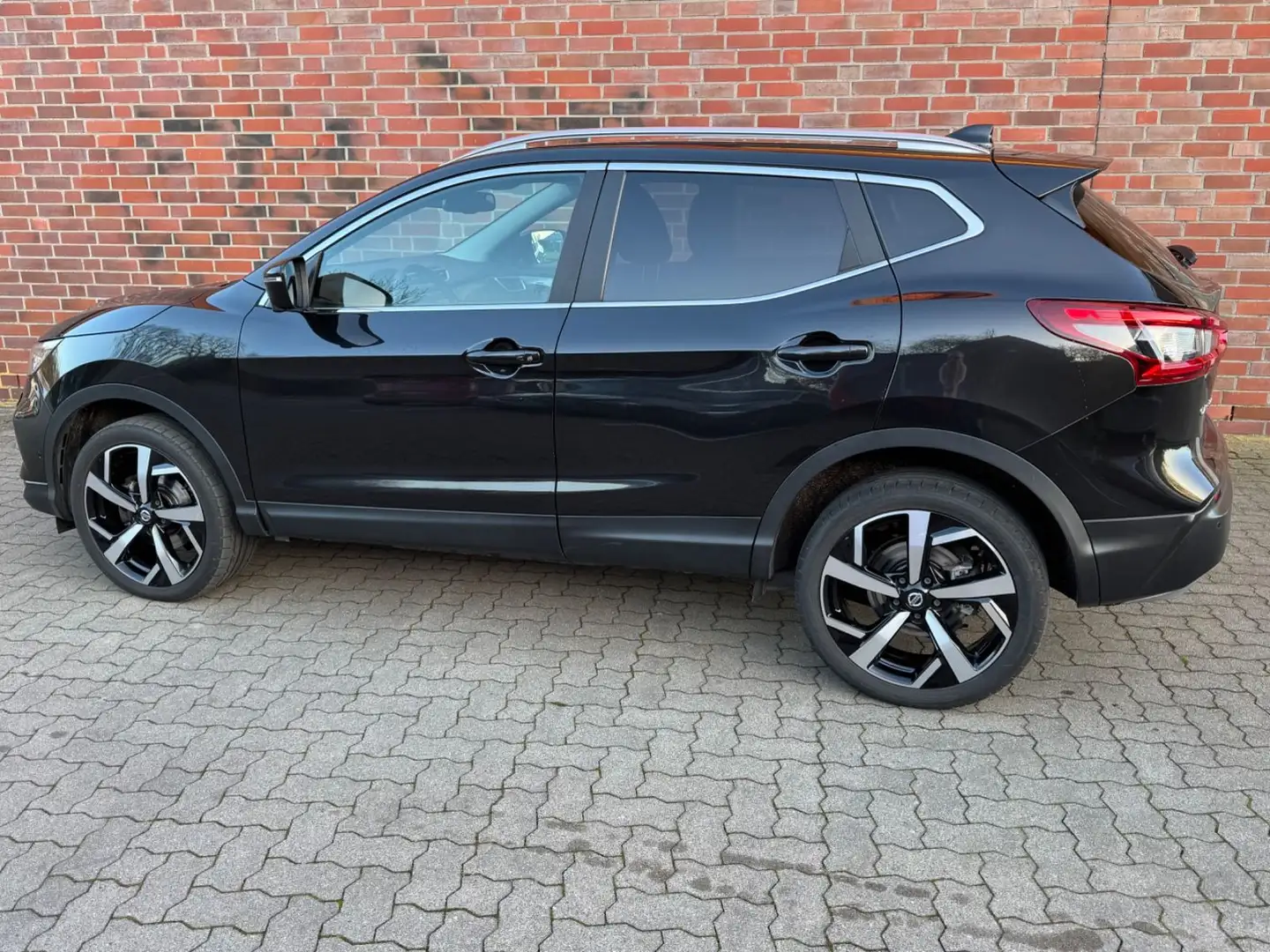 Nissan Qashqai 1.6 DIG-T Tekna Schwarz - 1