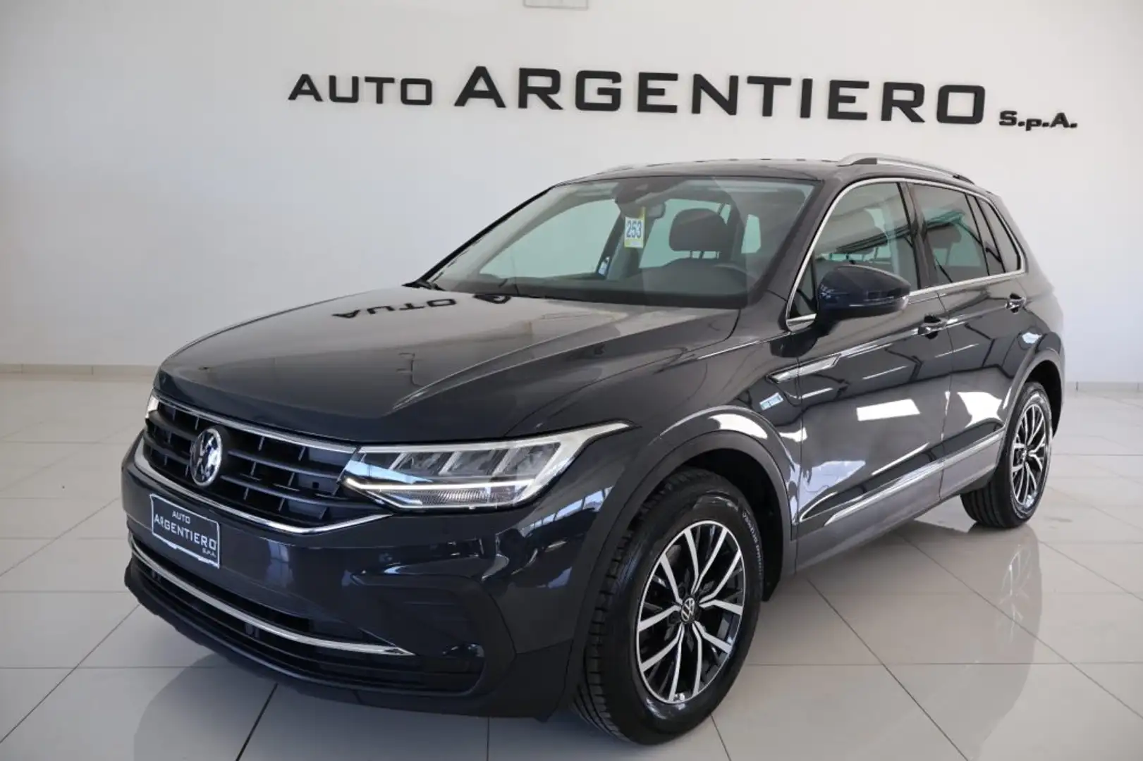 Volkswagen Tiguan 2.0 TDI SCR Life ambient pack cerchi 17' Gris - 1