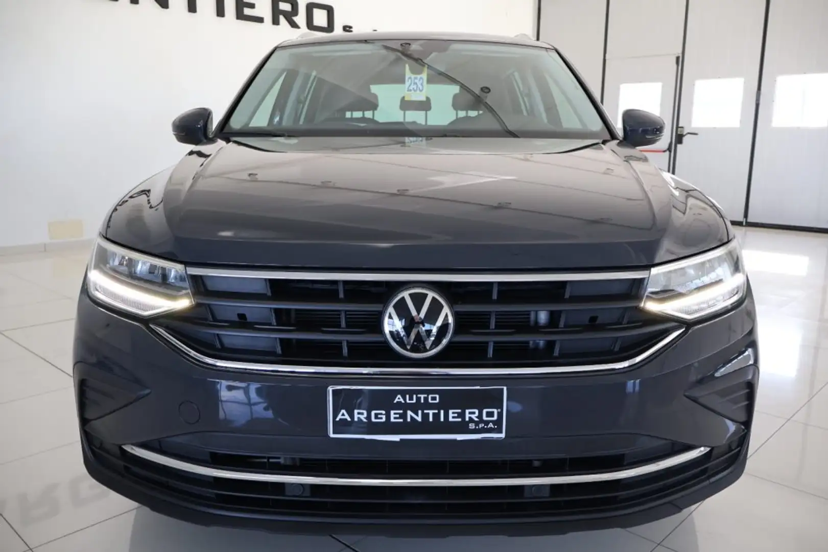 Volkswagen Tiguan 2.0 TDI SCR Life ambient pack cerchi 17' Gris - 2