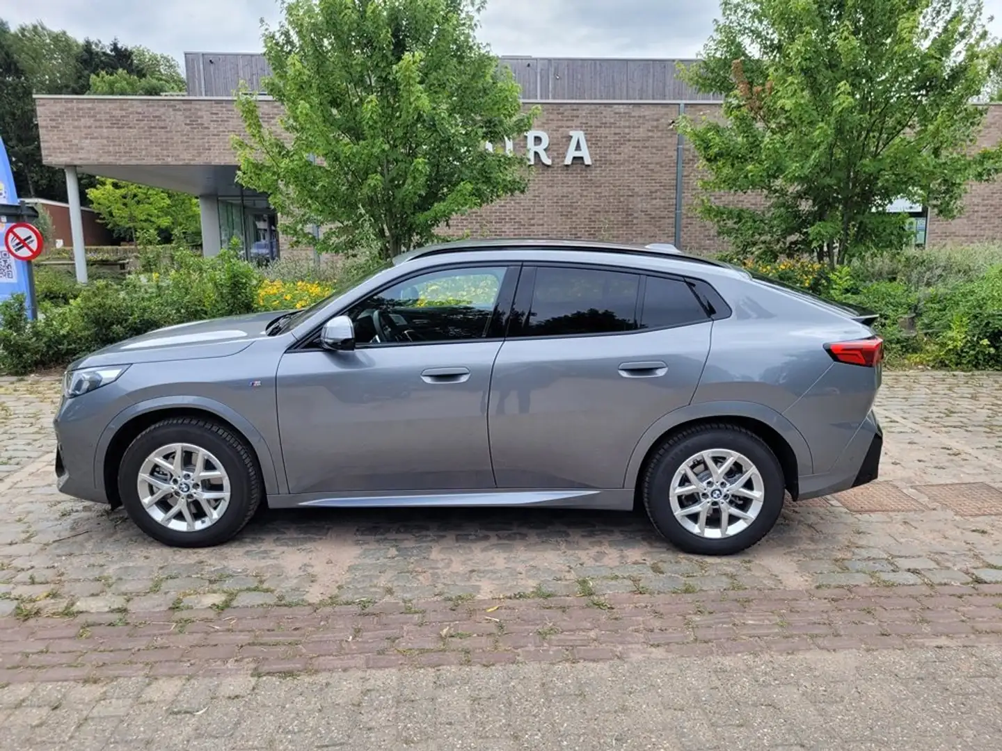 BMW X2 X2 SDrive20i - M Sport Grijs - 1