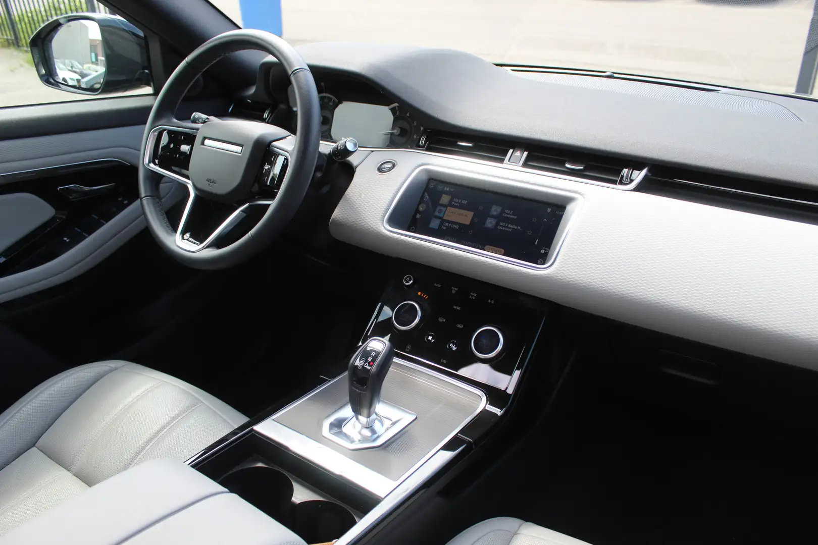 Land Rover Range Rover Evoque 1.5 P160 S AUTOMAAT/Panoramadak/Achteruitrijcamera Grijs - 2