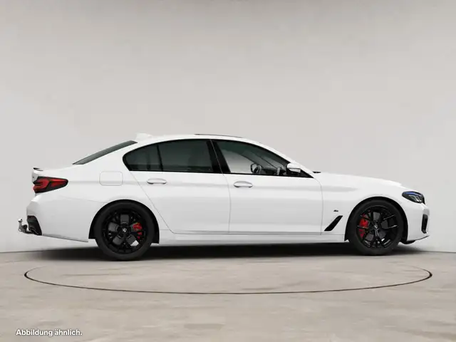 BMW 5 Series view 8