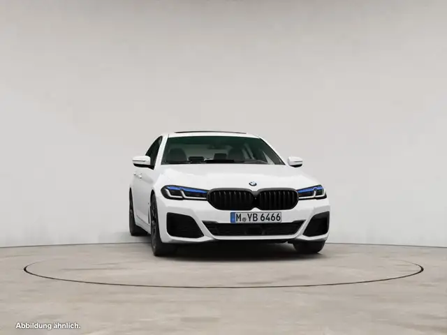 BMW 5 Series view 10