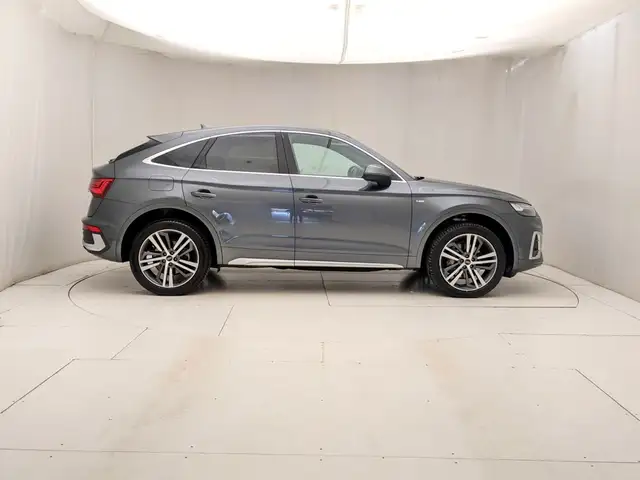 Audi Q5 view 3