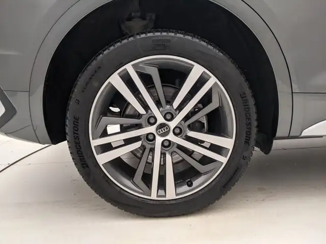 Audi Q5 view 9