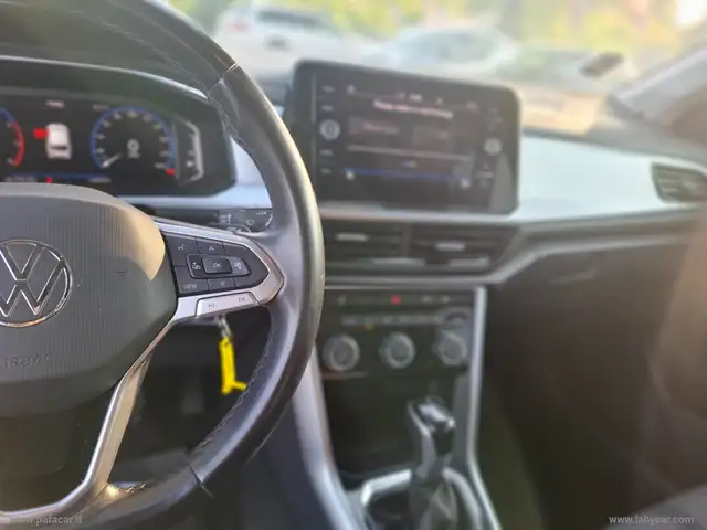 Volkswagen T-Roc view 11