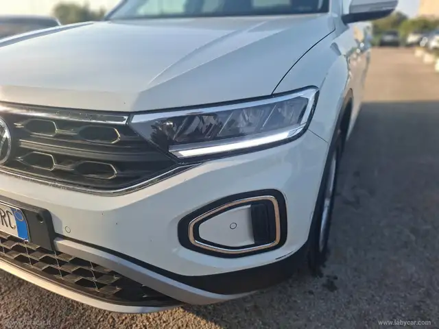 Volkswagen T-Roc view 4