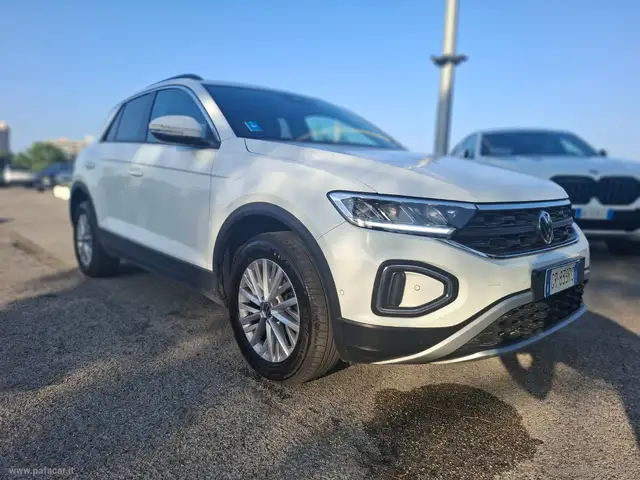 Volkswagen T-Roc view 3