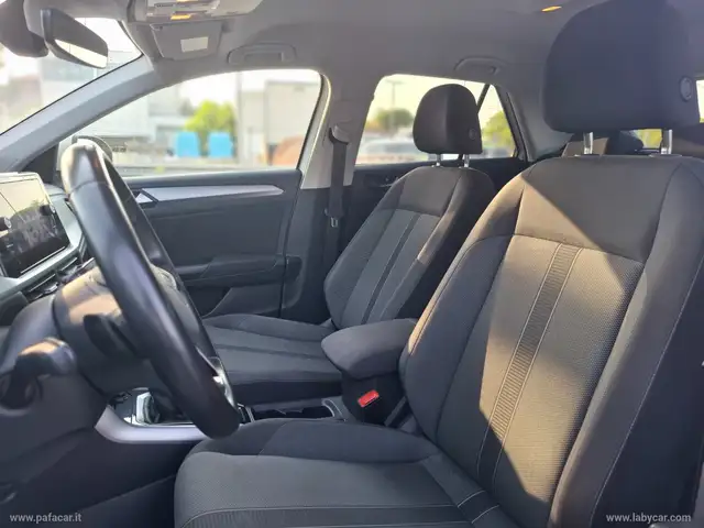 Volkswagen T-Roc view 8