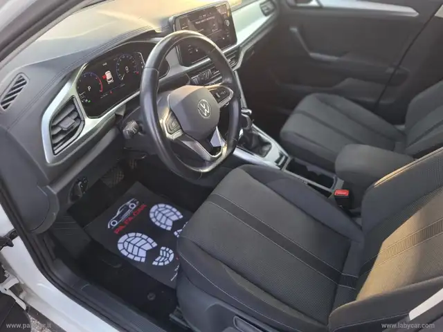 Volkswagen T-Roc view 14
