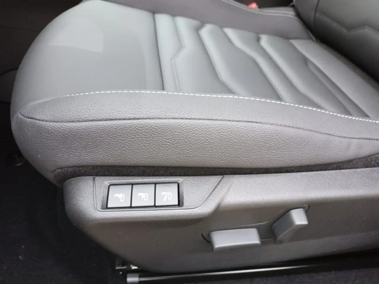 Jeep Avenger 1200 E-HYBRID SUMMIT 110CV AUTOM PACK WINTER PELLE 15