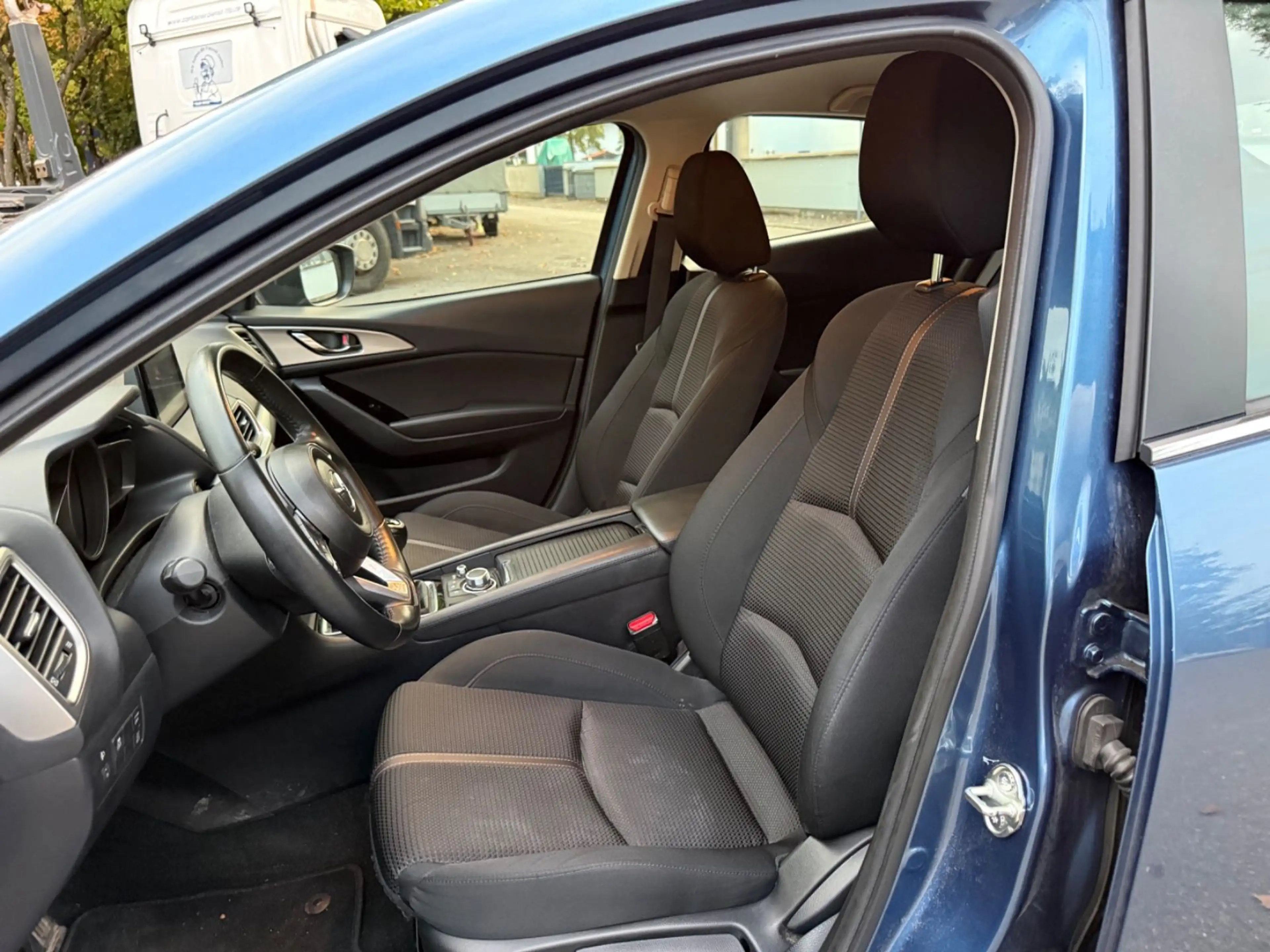 Mazda 3 Lim. Center-Line 2.0 88 KW EURO 6 HU 9.2027 — photo 12