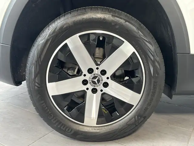 Mercedes-Benz GLB view 3