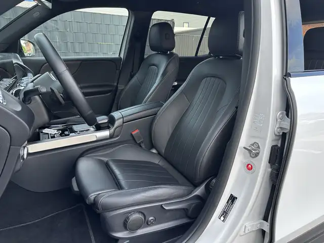 Mercedes-Benz GLB view 11