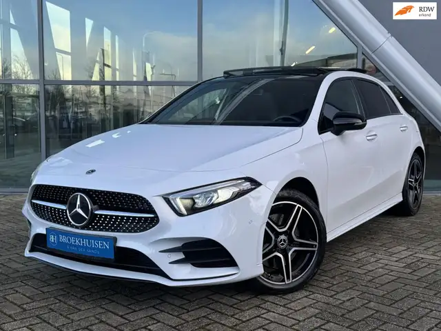 Mercedes-Benz A 250 e AMG Line Plug in Hybride 218pk Pano / Widescreen