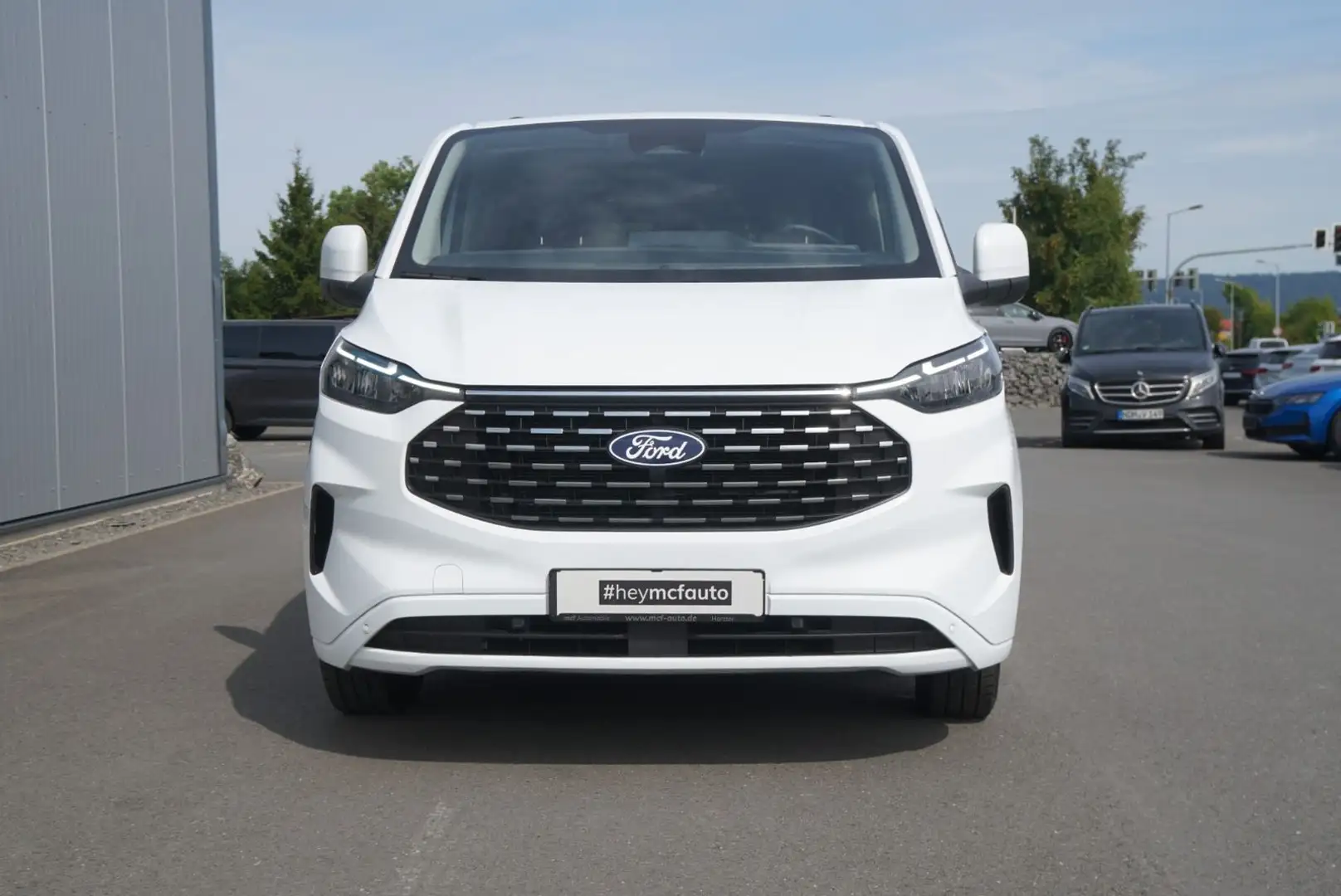 Ford Tourneo Custom 320 L2 Aut Titanium *AHK*8Sitzer* Weiß - 2