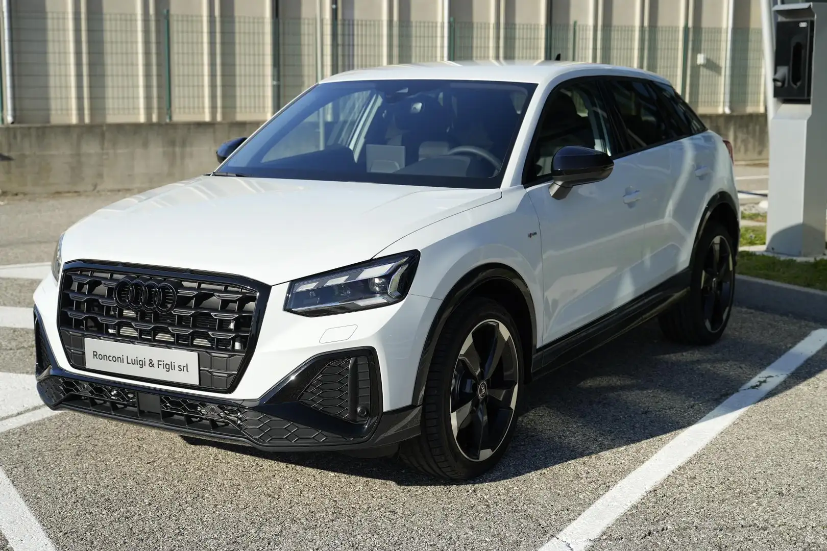 Audi Q2 35 1.5 tfsi Identity Black s-tronic Blanc - 1
