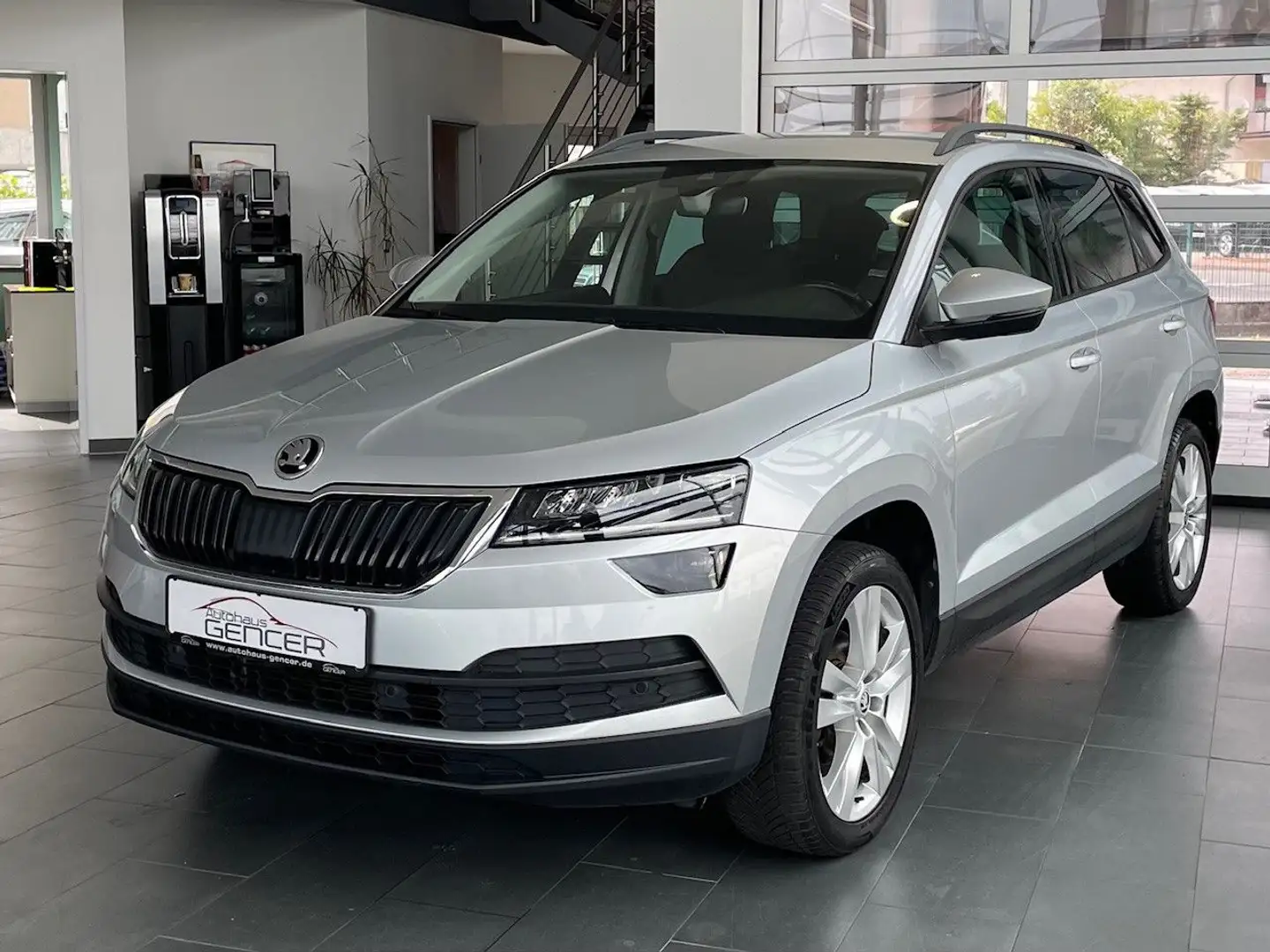 Skoda Karoq Style 1.5 TSI "LED/AHK/PDC/Navi/Sitzhzg" Silber - 1