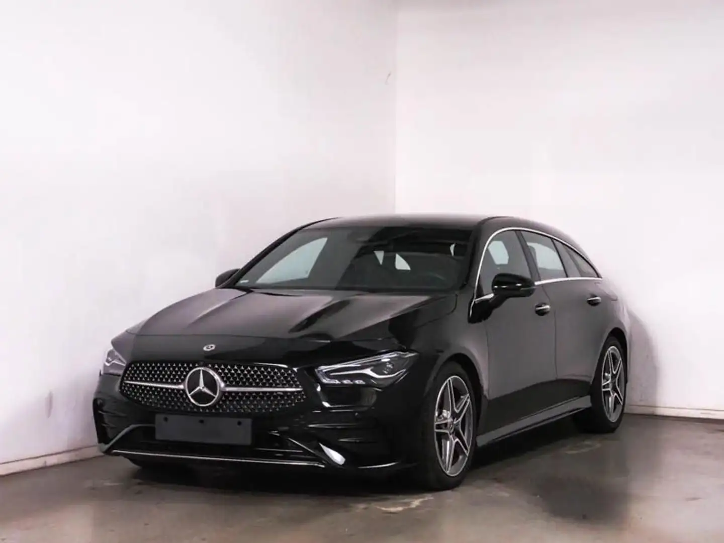 Mercedes-Benz CLA 200 Automatic Shooting Brake AMG Line Schwarz - 1
