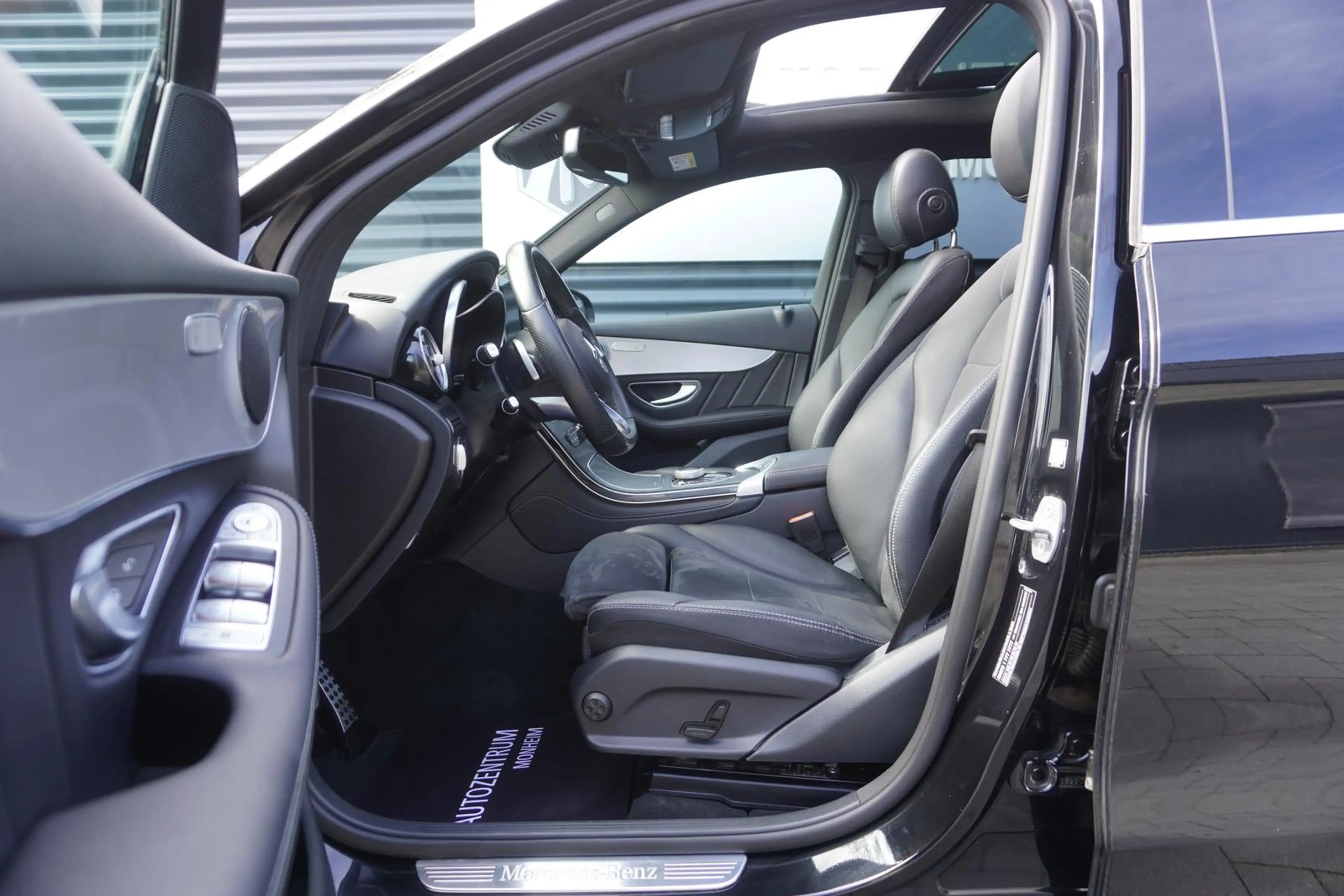 Mercedes-Benz GLC 250 4MATIC|AMG-LINE|PANORAMA|KAMERA|LED|NAVI — photo 12