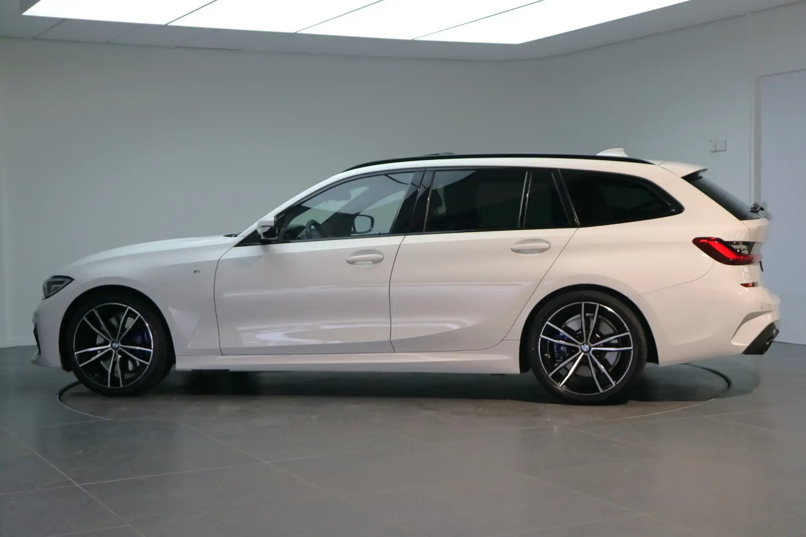 BMW 320 3-serie Touring 320i Executive M Sport Automaat / Weiß - 2