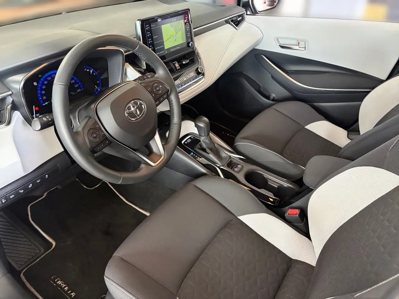 Toyota Corolla TS 1,8 Heller Innenraum Hybrid, миниатюра 8