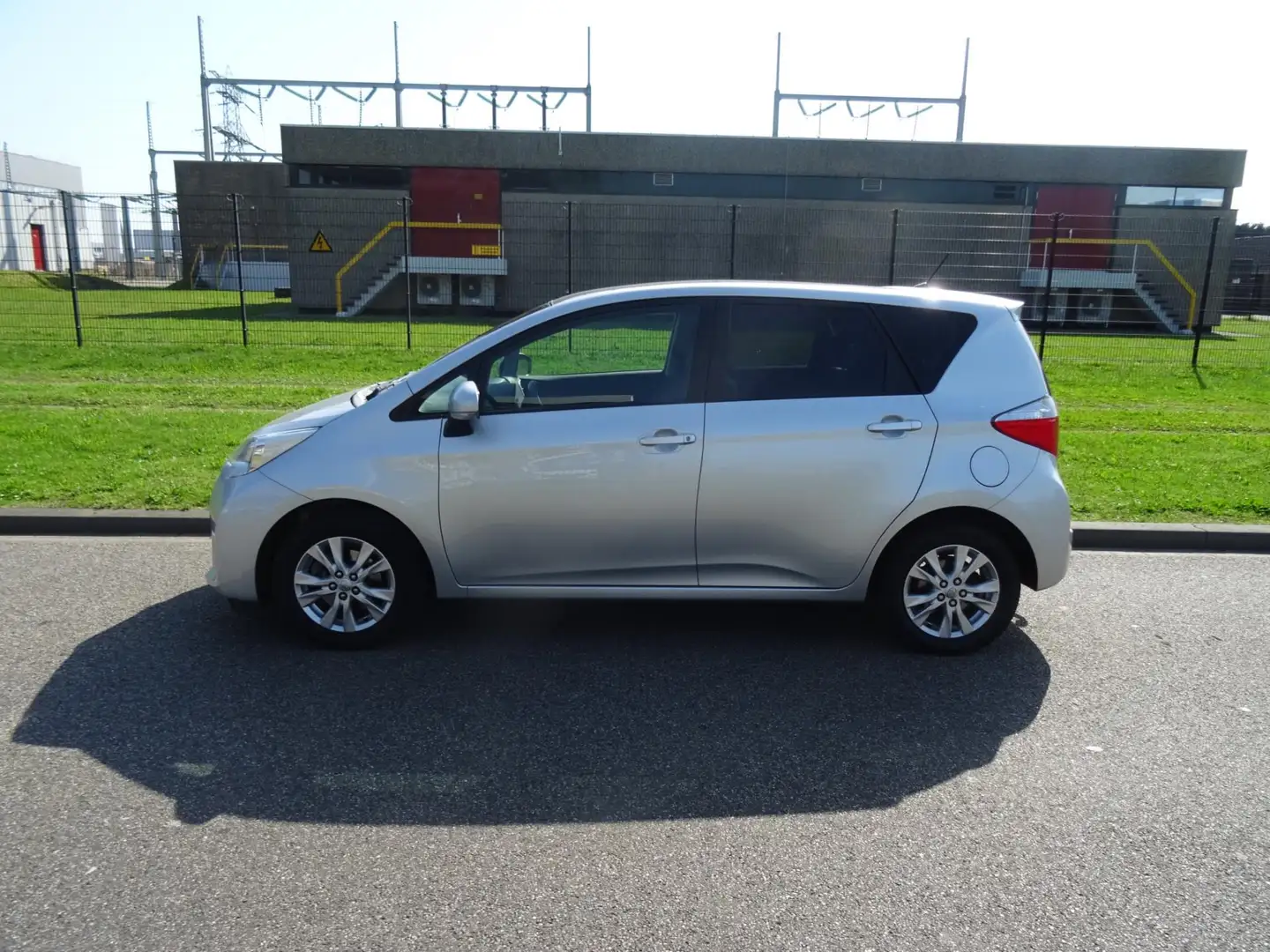 Toyota Verso-S 1.3 VVT-i Dynamic Grau - 2