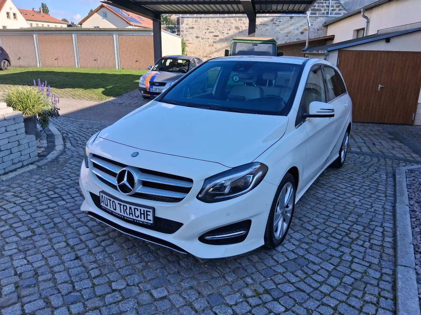Mercedes-Benz B 180 B -Klasse B 180 Navi PDC V+ H LED Automatik Weiß - 1