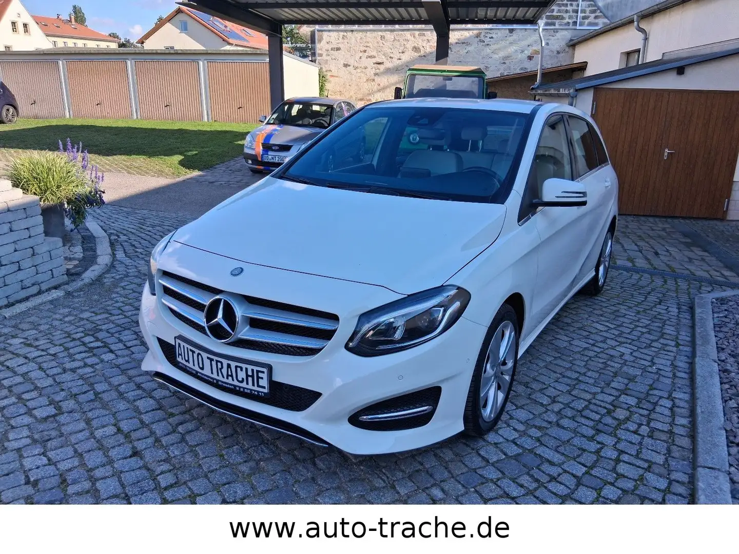 Mercedes-Benz B 180 B -Klasse B 180 Navi PDC V+ H LED Automatik Bílá - 1