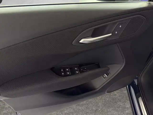 Audi Q3 view 14