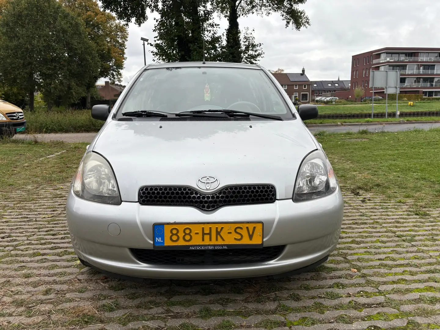 Toyota Yaris 1.3-16V VVT-i Sol / nap / apk Gris - 2
