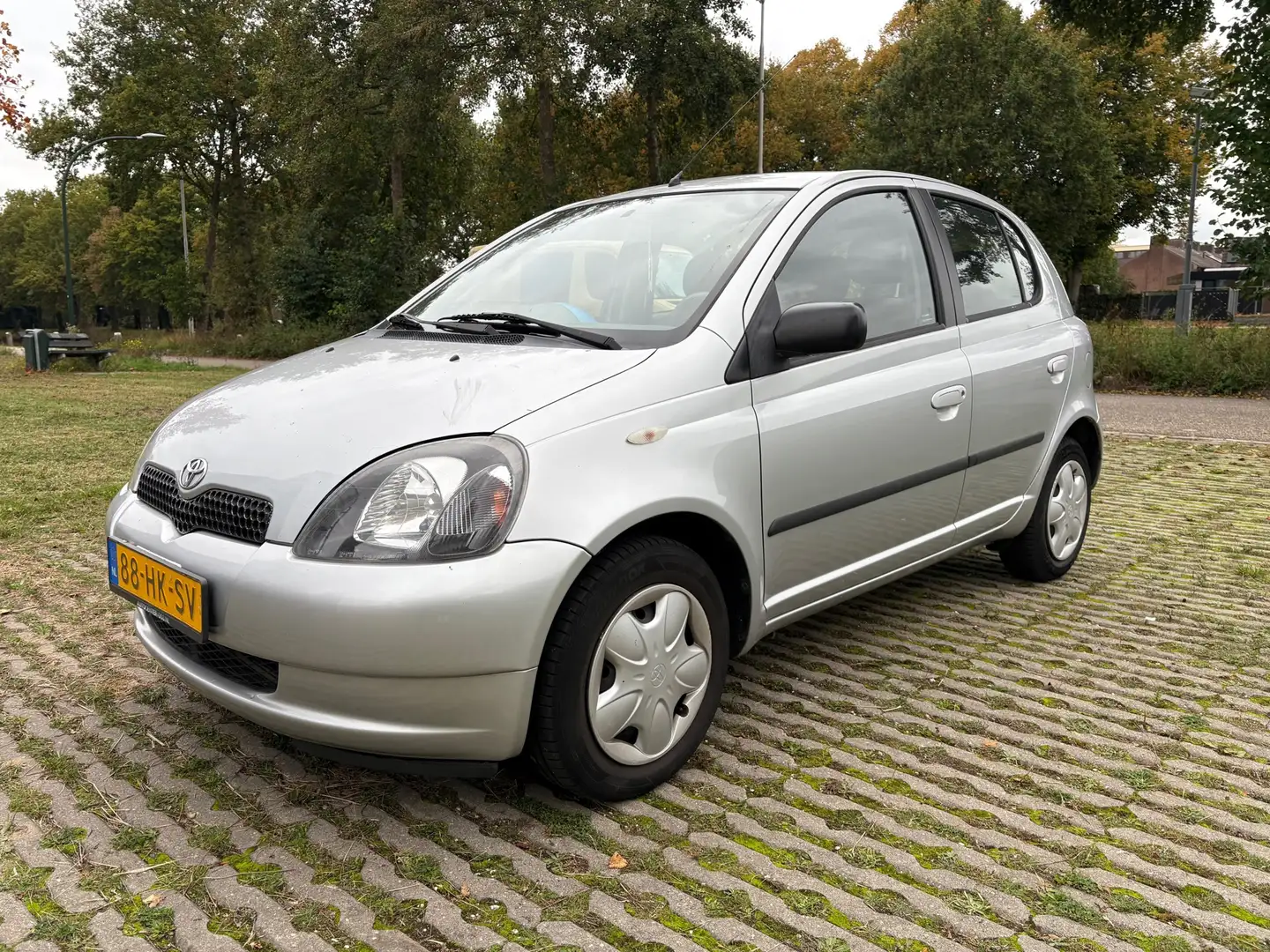Toyota Yaris 1.3-16V VVT-i Sol / nap / apk Gris - 1