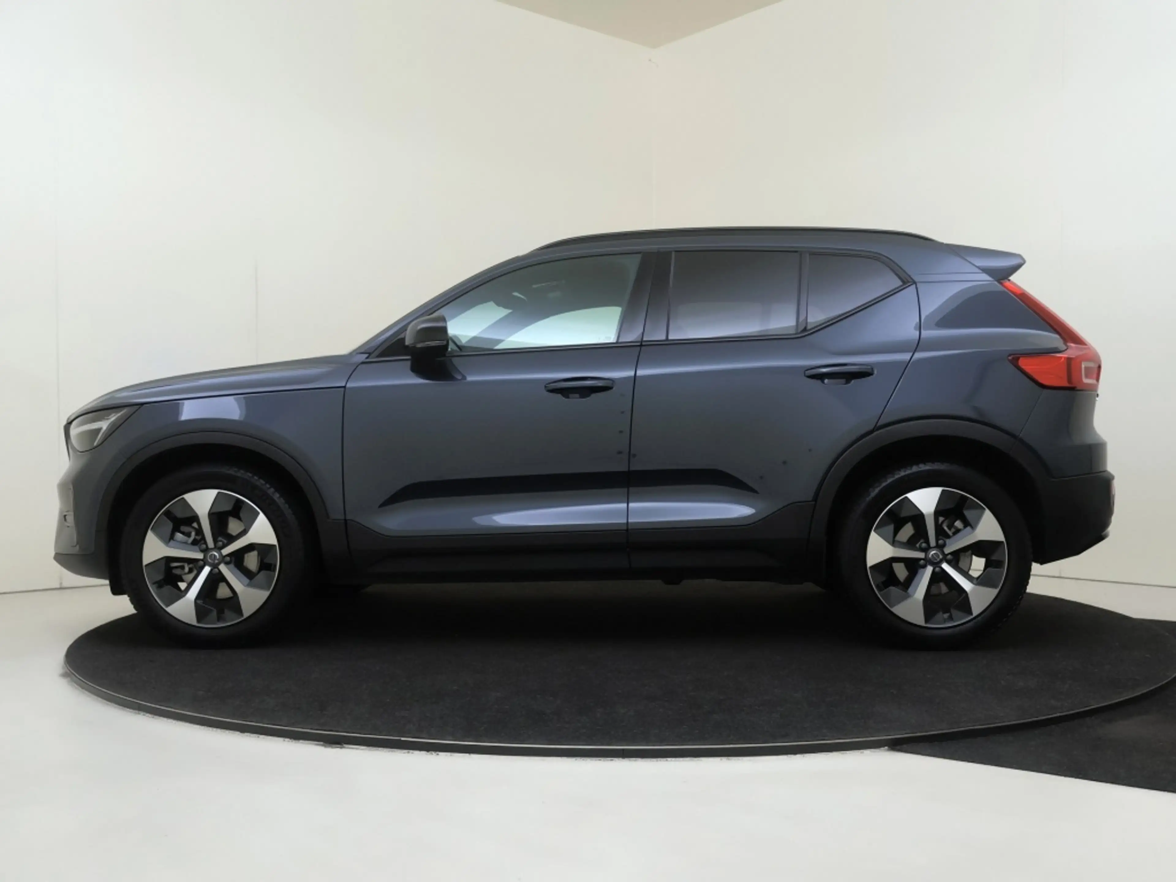 Volvo XC40 B4 Plus Dark | Trekhaak | Stoel en Stuurverwarming — photo 2
