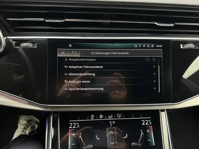 Audi Q8 view 23
