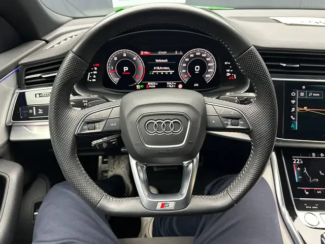 Audi Q8 view 17