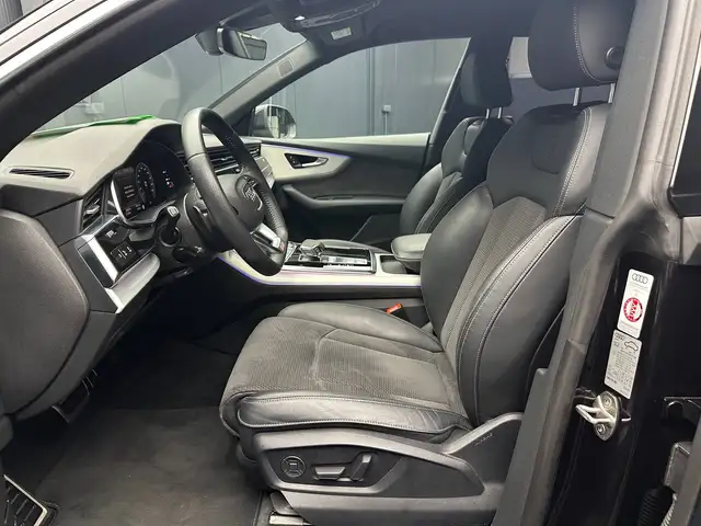 Audi Q8 view 15